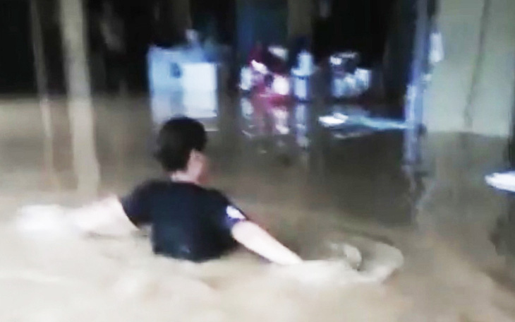 Nhiều nơi tại Quảng Ninh ngập cả mét vì mưa lớn
