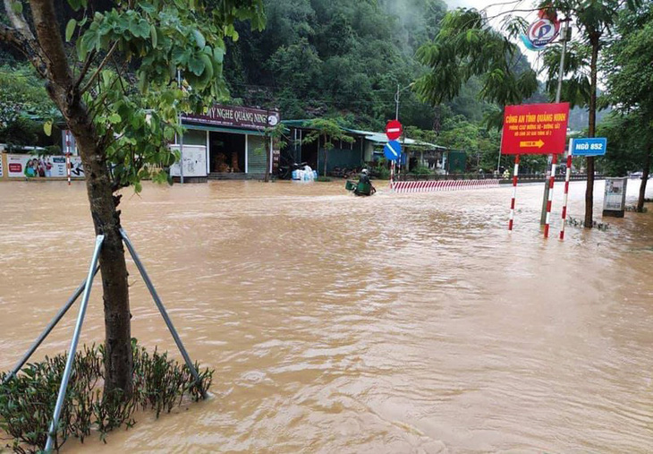 Nhiều nơi tại Quảng Ninh ngập cả mét vì mưa lớn - Ảnh 4.