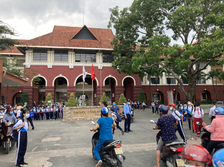 Cấm thì cấm, một trường ở Biên Hòa vẫn bắt 800 học sinh đi học - Ảnh 2.