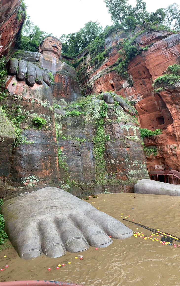 Lũ bùn đã lên tới chân tượng Phật khổng lồ 1.000 năm tuổi ở Trung Quốc - Ảnh 1.
