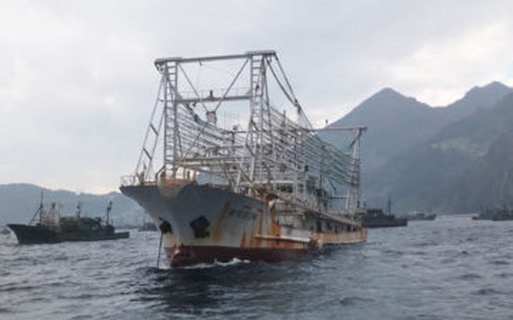 Đội tàu cá khổng lồ của Trung Quốc đang vét cạn đại dương