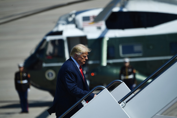 Chuyên cơ chở Tổng thống Trump suýt đâm vật thể lạ tại căn cứ không quân Mỹ - Ảnh 1.