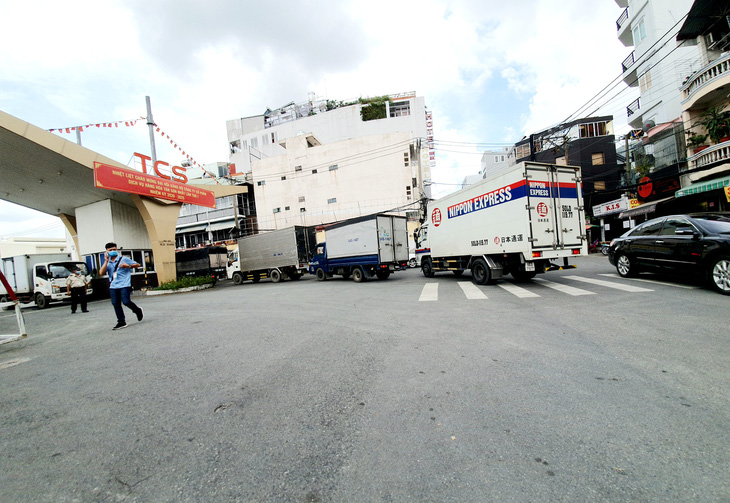 Tắc đường chở hàng hóa vào sân bay Tân Sơn Nhất, doanh nghiệp kêu cứu - Ảnh 2.