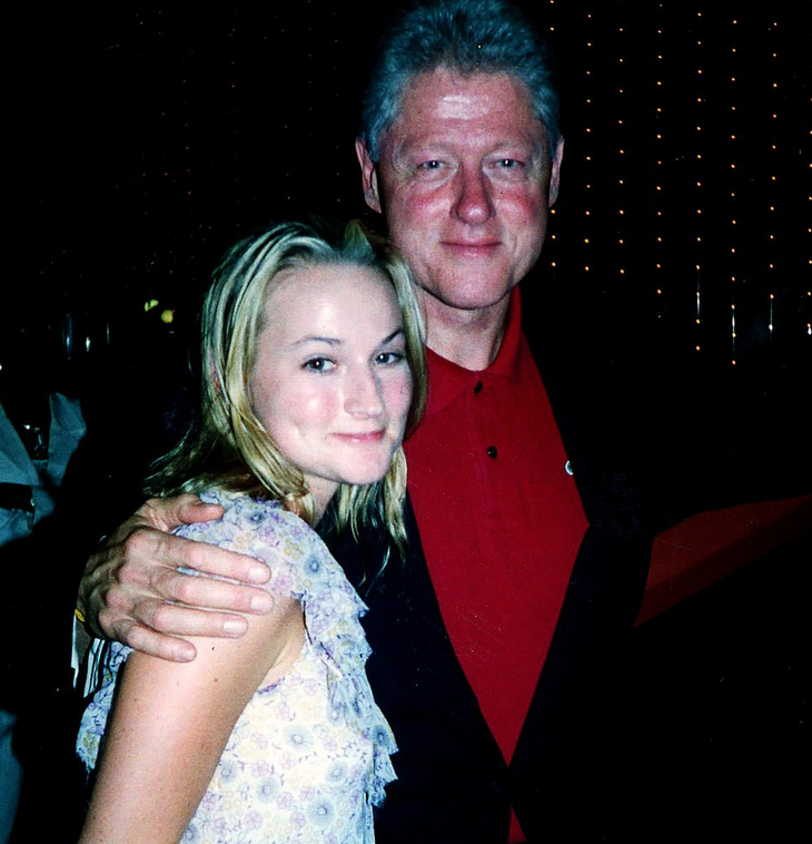 Gái trẻ xoa bóp cho Bill Clinton là nạn nhân của tỉ phú ấu dâm Epstein - Ảnh 1.