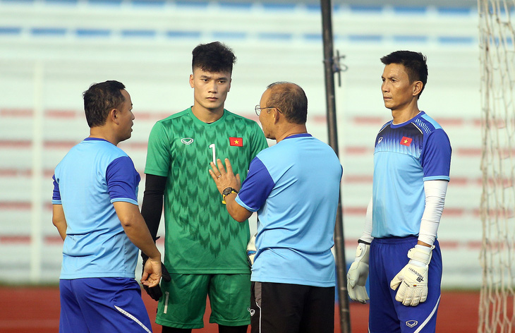 Thủ môn Bùi Tiến Dũng: Ngay cả khi sai lầm, bị quay lưng vẫn phải sửa chữa và kiên định - Ảnh 2.