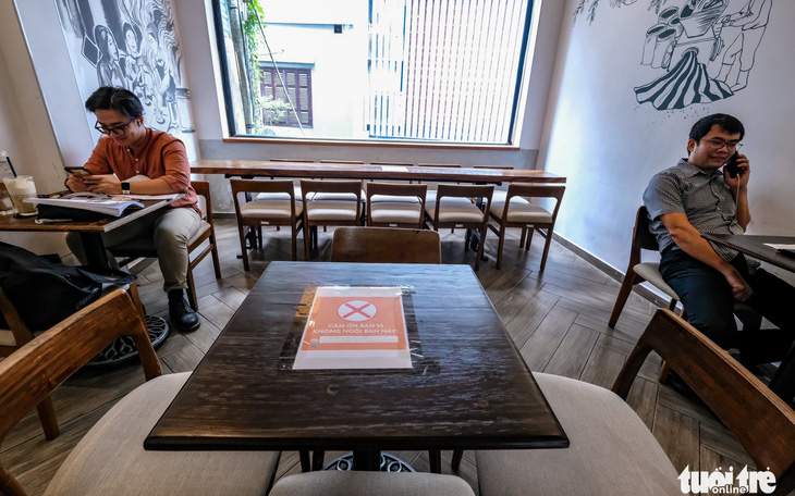Quán bia, cà phê ở Hà Nội kê lại bàn ghế, ngồi cách nhau cả mét