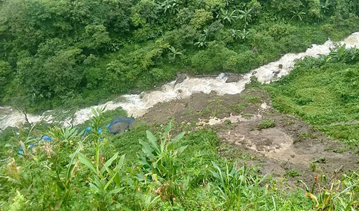 Mưa lũ ở Lào Cai: đất đá đè trúng nhà, đường ngập hơn 1 mét - Ảnh 1.