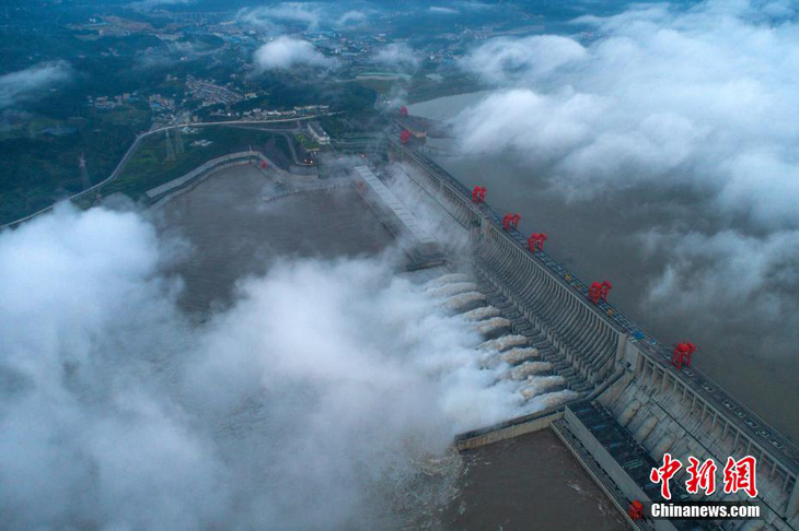 Nước đổ về đập Tam Hiệp Trung Quốc lớn nhất lịch sử, mở 10 cửa xả lũ - Ảnh 1.
