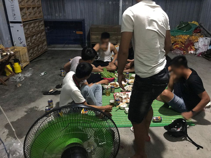 7 thanh niên ở Đà Nẵng tụ tập ăn nhậu khi đang giãn cách xã hội - Ảnh 1.