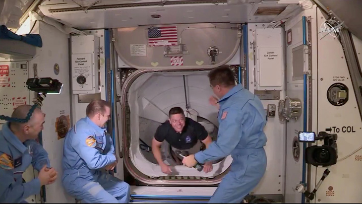 Tàu con thoi Crew Dragon của SpaceX rời ISS về Trái đất - Ảnh 1.