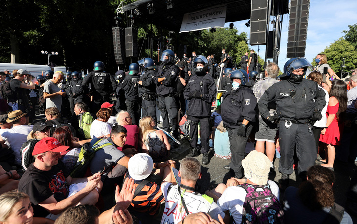 Biểu tình chống đeo khẩu trang ở Đức, cảnh sát dọa truy tố - Ảnh 3.