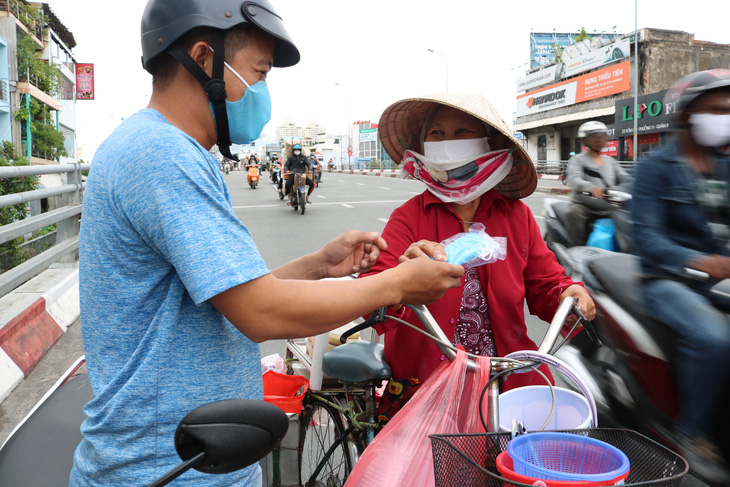 Hội chị em hàng xóm may khẩu trang phát miễn phí cho người dân - Ảnh 8.