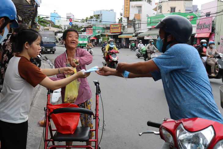 Hội chị em hàng xóm may khẩu trang phát miễn phí cho người dân - Ảnh 6.