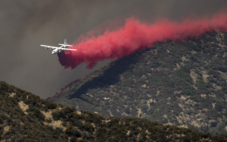Cháy rừng ở Nam California, gần 8.000 người sơ tán - Ảnh 4.