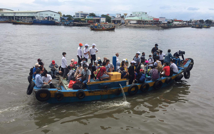 Gần 200 thí sinh đảo Phú Quý vào đất liền dự thi trong nỗi lo dịch COVID-19