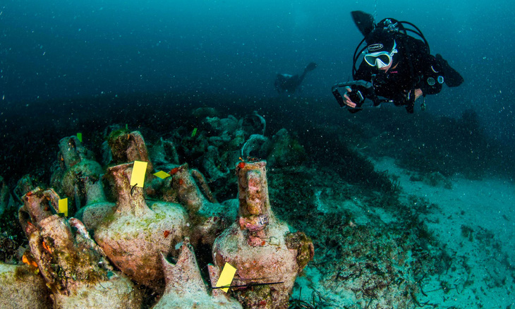 Bảo tàng dưới biển đầu tiên trưng bày hàng ngàn bình cổ trước công nguyên - Ảnh 1.