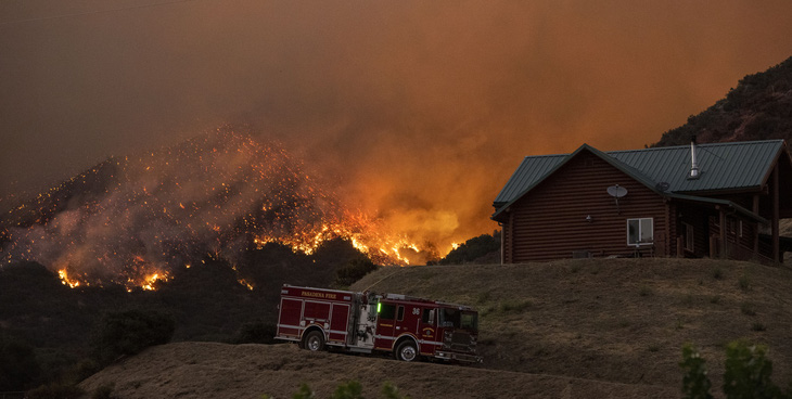 Cháy rừng ở Nam California, gần 8.000 người sơ tán - Ảnh 1.