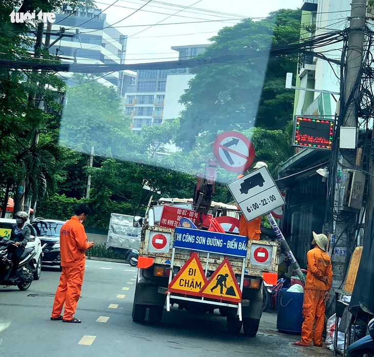 Vụ bít đường vào kho hàng Tân Sơn Nhất: Đã gỡ biển báo hạn chế xe tải - Ảnh 1.