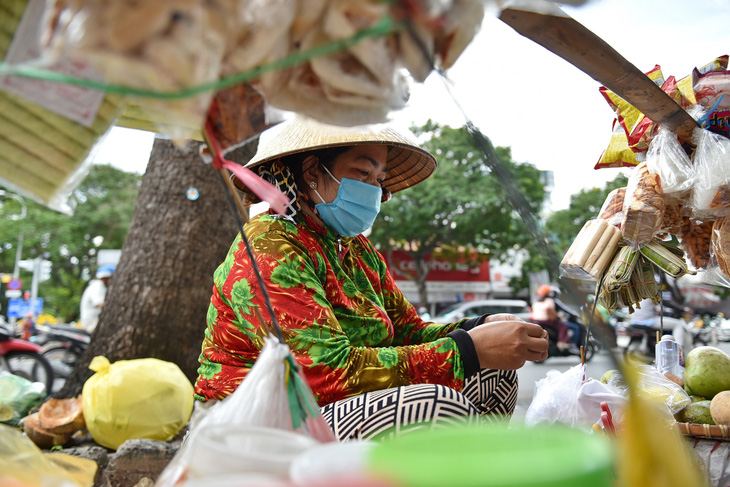 Hàng rong thêm lao đao vì dịch - Ảnh 1.