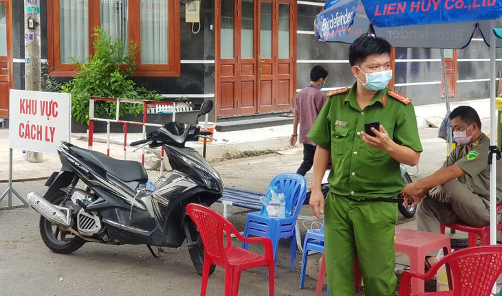 Phong tỏa 17 nhà ở quận Tân Phú vì có người tái dương tính COVID-19 - Ảnh 4.