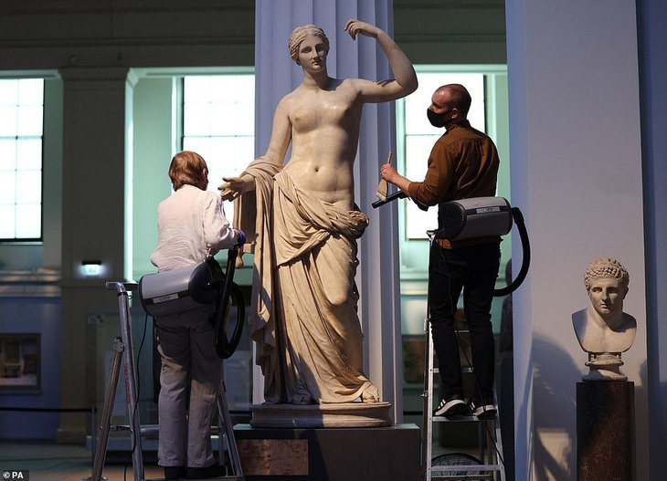 Bảo tàng Anh phủi bụi kho tàng hiện vật, chuẩn bị đón khách trở lại sau 163 ngày - Ảnh 4.