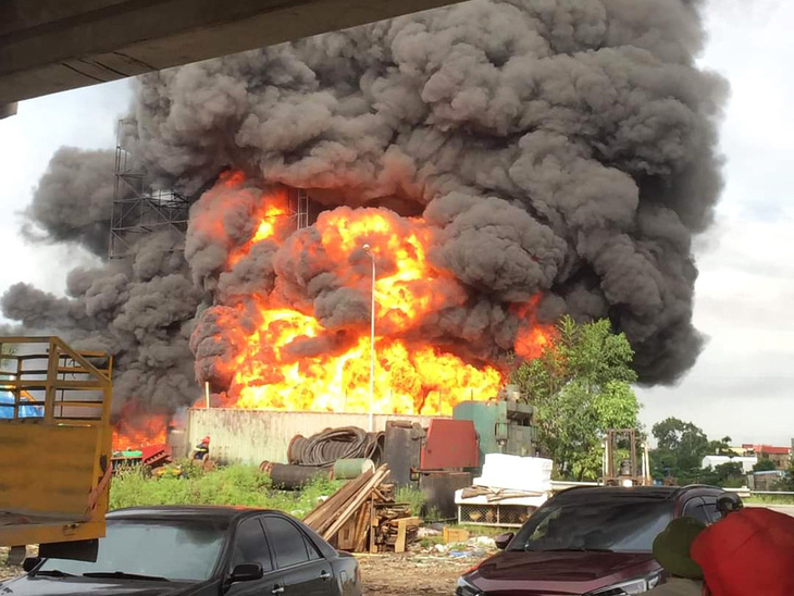 Cháy lớn tại kho bãi chế biến dầu thải ở Hải Phòng - Ảnh 1.