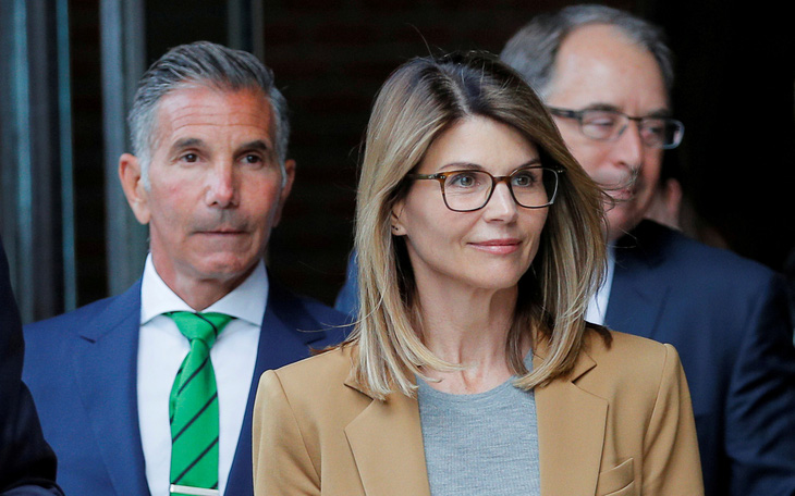 Nữ diễn viên Lori Loughlin bị phạt 2 tháng tù vì chạy trường cho con