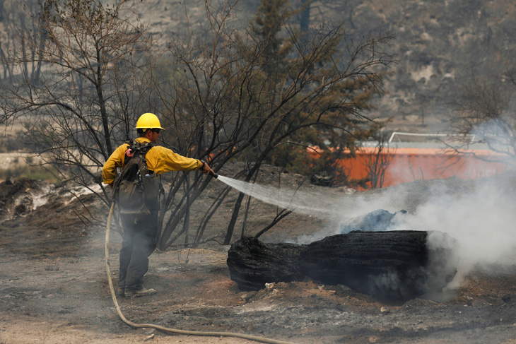 Sét đánh gây 560 đám cháy rừng khắp California, cứu hỏa chật vật vì thiếu người - Ảnh 2.