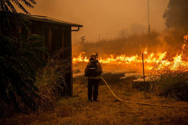 Sét đánh gây 560 đám cháy rừng khắp California, cứu hỏa chật vật vì thiếu người - Ảnh 5.