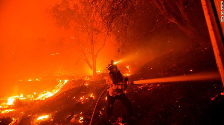 Sét đánh gây 560 đám cháy rừng khắp California, cứu hỏa chật vật vì thiếu người - Ảnh 9.