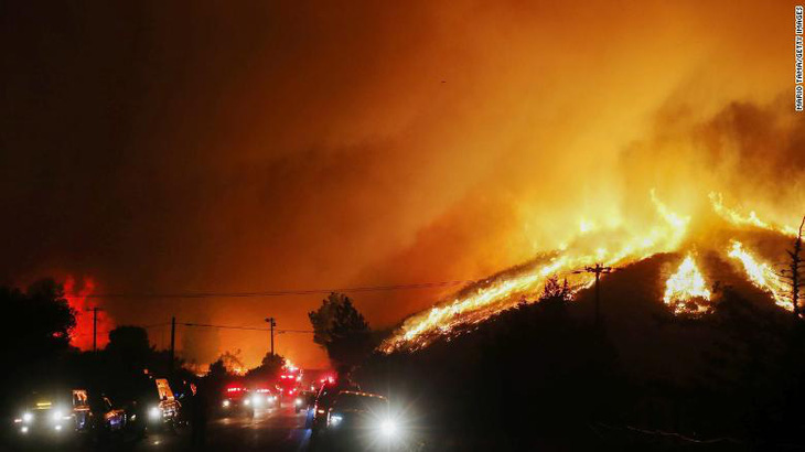 Sét đánh gây 560 đám cháy rừng khắp California, cứu hỏa chật vật vì thiếu người - Ảnh 8.