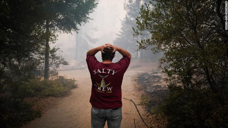 Sét đánh gây 560 đám cháy rừng khắp California, cứu hỏa chật vật vì thiếu người - Ảnh 10.