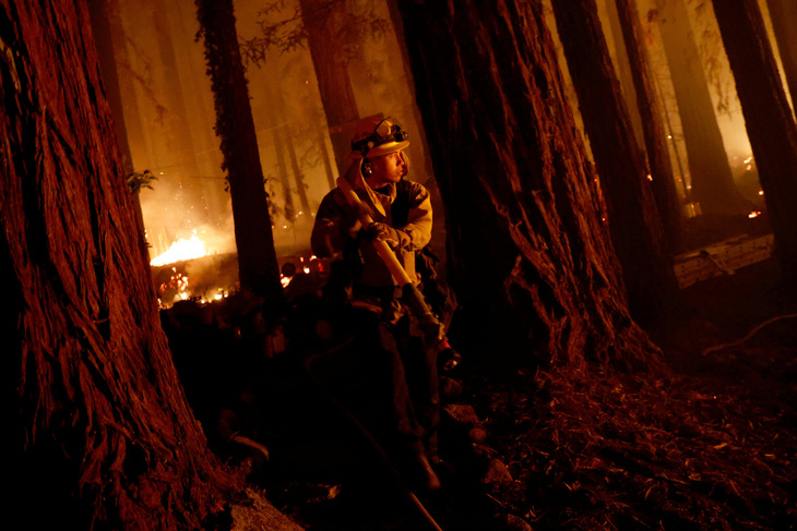 6 người chết, 700 công trình bị thiêu rụi vì cháy rừng tại California - Ảnh 1.