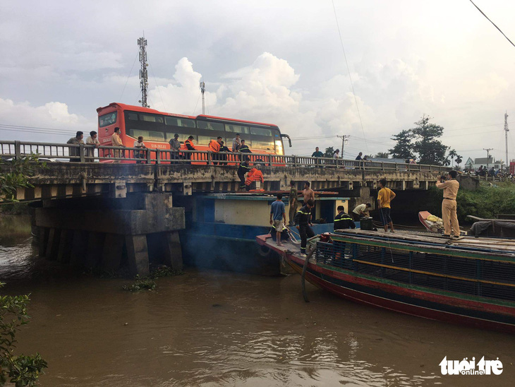 Bơm nước vào để giải cứu sà lan mắc kẹt tại cầu Ông Vẽ - Ảnh 3.