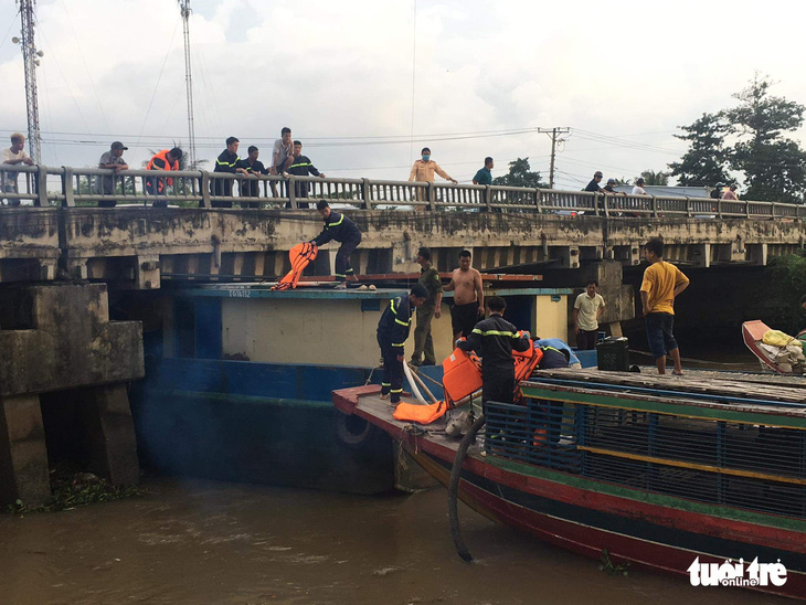 Bơm nước vào để giải cứu sà lan mắc kẹt tại cầu Ông Vẽ - Ảnh 4.