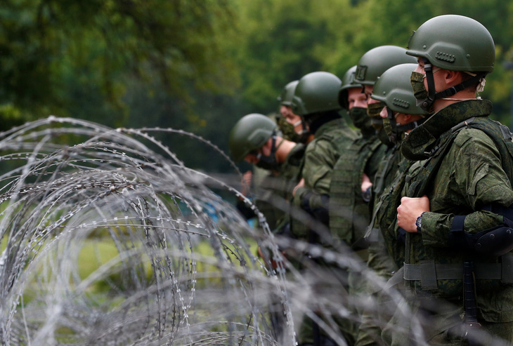 Biểu tình lớn ở thủ đô Belarus đòi Tổng thống Lukashenko từ chức, cảnh sát dày đặc - Ảnh 2.