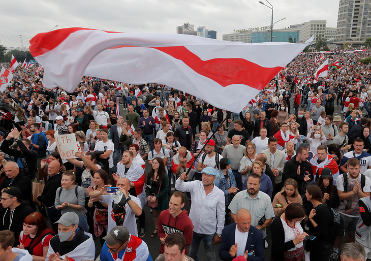 Biểu tình lớn ở thủ đô Belarus đòi Tổng thống Lukashenko từ chức, cảnh sát dày đặc - Ảnh 1.