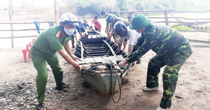 Dùng xuồng vượt sông từ Campuchia về, bị bắt đưa đi cách ly - Ảnh 1.