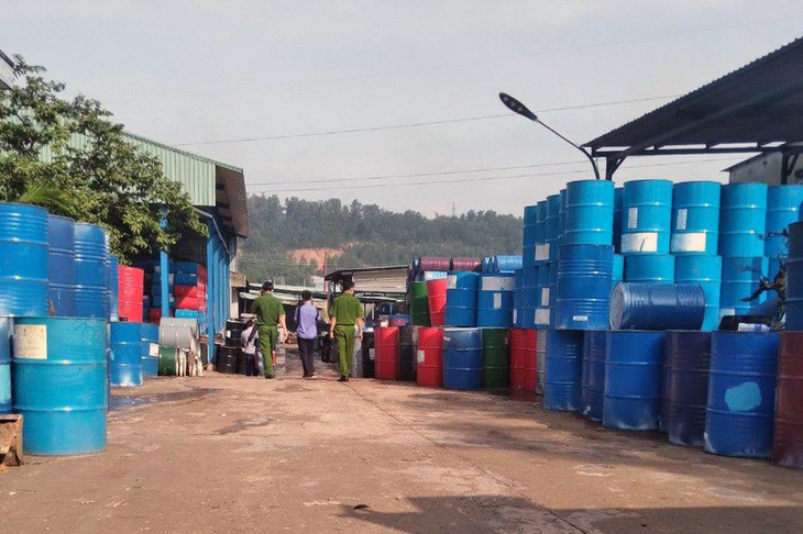 Cơ sở sản xuất thùng xe rùa xả nước thải chưa qua xử lý ra môi trường - Ảnh 1.