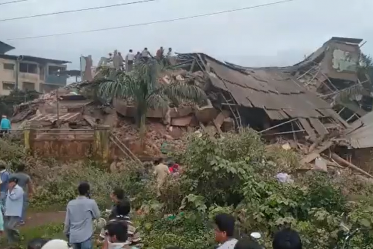 Ít nhất 90 người mắc kẹt khi chung cư 5 tầng ở Ấn Độ đổ sập - Ảnh 2.