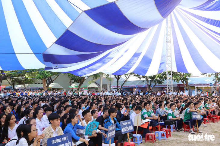 Hỗ trợ thí sinh Đà Nẵng đang ở ngoài về lại thành phố trước 31-8 để dự thi tốt nghiệp - Ảnh 1.