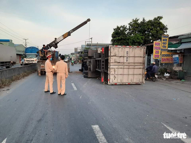 Xe chở hàng chuyển phát nhanh tông dải phân cách rồi lật trúng xe khách - Ảnh 2.