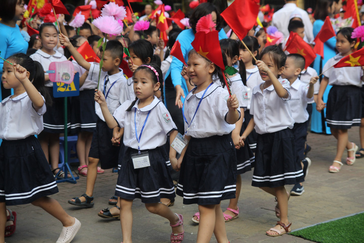 Hà Nội: Học sinh không diễu hành từ cổng vào trường trong khai giảng - Ảnh 1.
