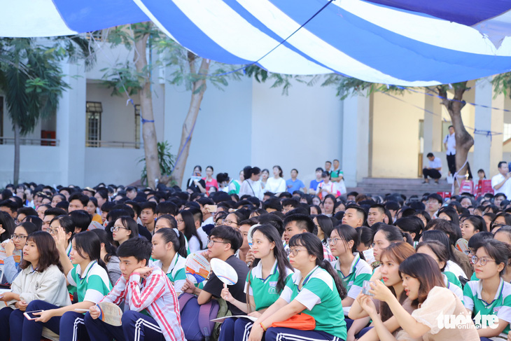 Lấy mẫu xét nghiệm SARS-CoV-2 gần 11.000 thí sinh Đà Nẵng vào ngày 1-9 - Ảnh 1.