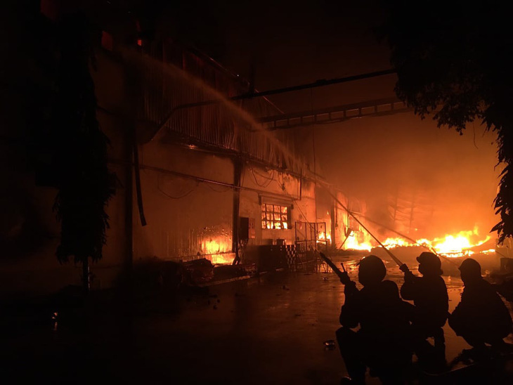Cháy đỏ trời trong Khu công nghiệp Tân Tạo - Ảnh 4.