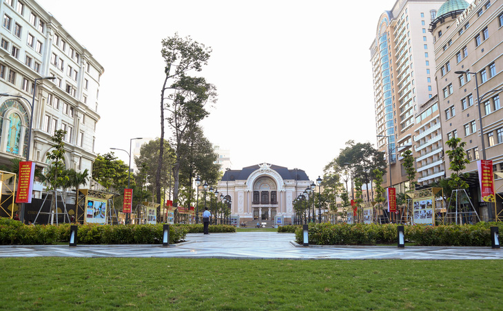 Khánh thành công viên trước Nhà hát TP.HCM, khai mạc ảnh mừng Quốc khánh - Ảnh 1.
