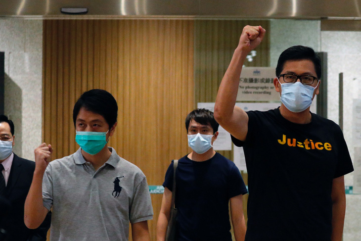 Hai nhà lập pháp Hong Kong liên quan biểu tình được tại ngoại - Ảnh 1.