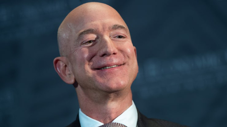Nhà sáng lập Amazon thành người giàu nhất thế giới với tài sản cá nhân 200 tỉ USD - Ảnh 1.