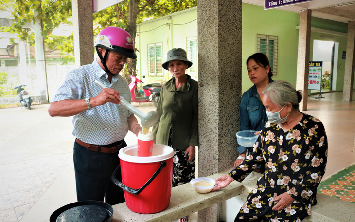 Nồi cháo nóng ấm lòng bệnh nhân