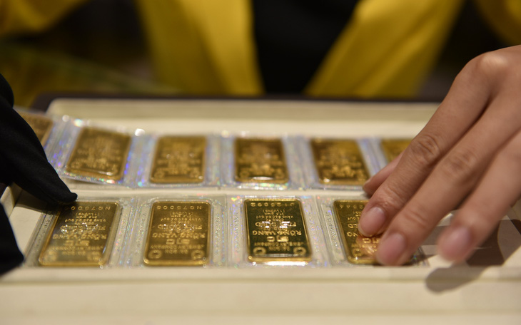 Giá vàng thế giới giảm sâu, giá vàng trong nước cao hơn gần 2,7 triệu đồng/lượng